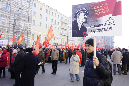 A new generation of Communist party members with their slogans came to the demonstration in Moscow. The procession on the anniversary of the great October Socialist revolutionのeditorial素材