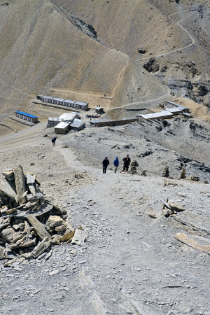 Thorong, Nepal - April 19 2016: Hikers climb the mountain next to Thorong High Campのeditorial素材