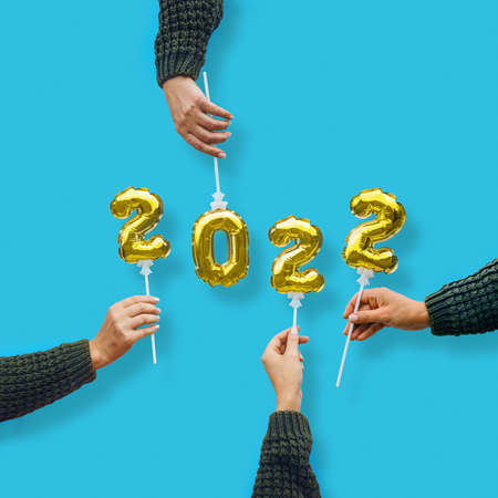 New year number 2022 of golden balloons in female handsの写真素材