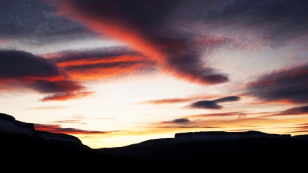 Sihouette of a mountain at sunsetの写真素材