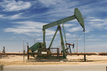 A producing oil well in a California Central Valley oilfield.の写真素材
