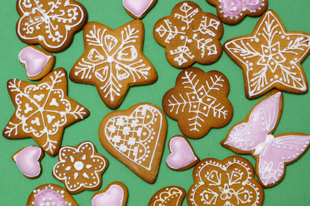 Homemade ginger cookies on a green background. View from above.の写真素材