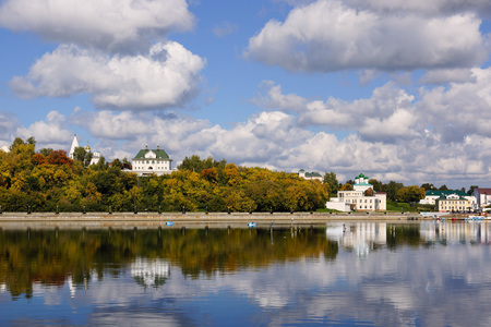 Cheboksary, Russia - September 10, 2019. View of the Cheboksary Bay and the Historical Embankment. On the left is the house of the merchant Kadomtsev, on the right is the Temple of the Archangel Michaelのeditorial素材