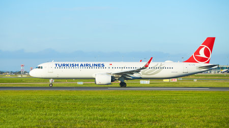 Dubli, Ireland - 10.11.2021: Turkish Airlines on the Dublin airport. Commercial airplane jetliner landing in beautiful sunset light. Flight travel transport airline background concept.のeditorial素材