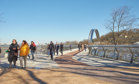 Kyiv, Ucraine-03.30.2023: Pedestrian and bicycle bridge across Saint Volodymyr descent in Kyiv, Ukraine. Glass Bridge, modern footbridge connecting historical centre of Kyiv with Aのeditorial素材