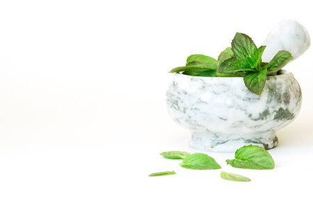 Fresh mint leafs in marble mortar bowl. - Imageの写真素材