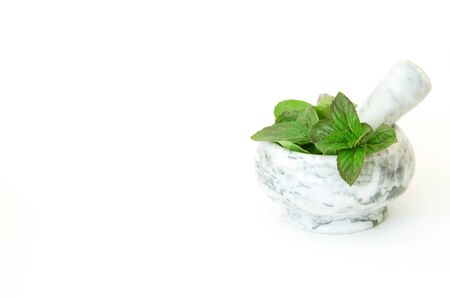 Fresh mint leafs in marble mortar bowl. - Imageの写真素材