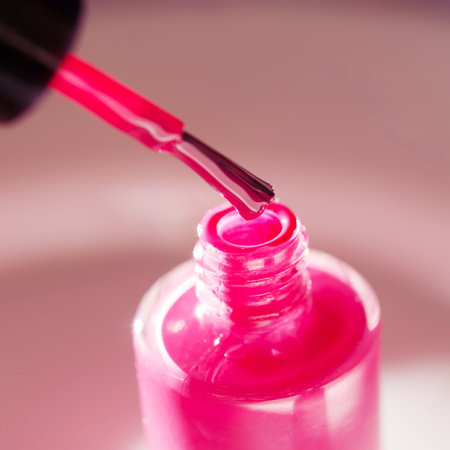 Pink nail polish. Natural hard light, deep shadows. The concept of fashion and beauty industry. - Imageの写真素材