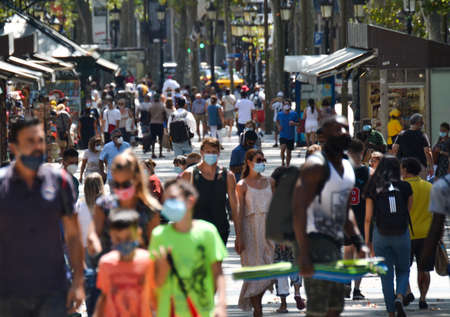 Barcelona, Spain, August 8, 2020: Crowd ot tourists wearing protective medical masks for prevent virus Covid-19 in Barcelona, Spain, Europeのeditorial素材