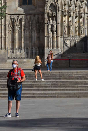 Barcelona, Spain, August 24, 2020: Tourists taking pictures and wearing protective covid-19 face mask. Touristy spots in the covid eraのeditorial素材