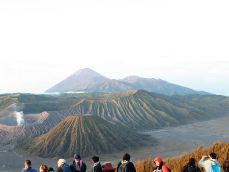 Tourists enjoy views of the valley of Mount Bromo at sunriseのeditorial素材