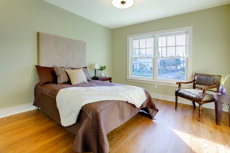 Modern fresh bedroom wtih oak floor and browns beddingの写真素材