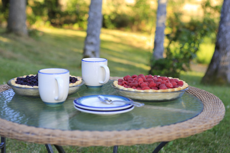 delicious strawberry and blackberry cakesの写真素材