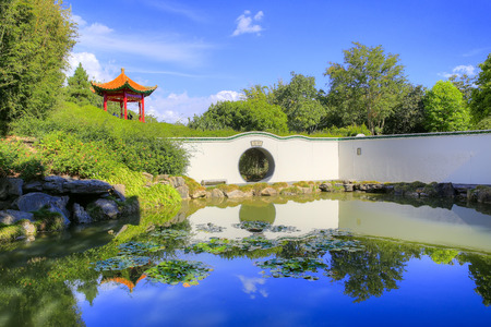 HAMILTON, NZ - FEBRUARY 25, 2015: Chinese Scholar's garden in Hamilton Gardensのeditorial素材