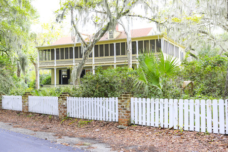 ISLE OF HOPE, GA USA - NOVEMBER 1, 2013: Beautiful homes surrounded by oak trees with Spanish moss in the historic residential districtのeditorial素材