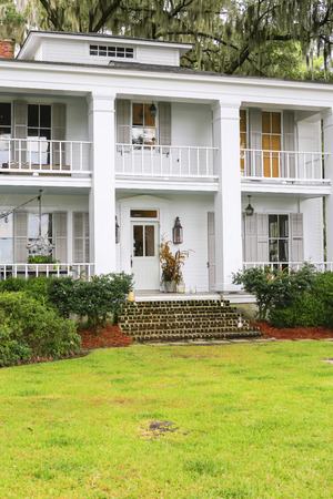 ISLE OF HOPE, GA USA - NOVEMBER 1, 2013: Beautiful homes surrounded by oak trees with Spanish moss in the historic residential districtのeditorial素材