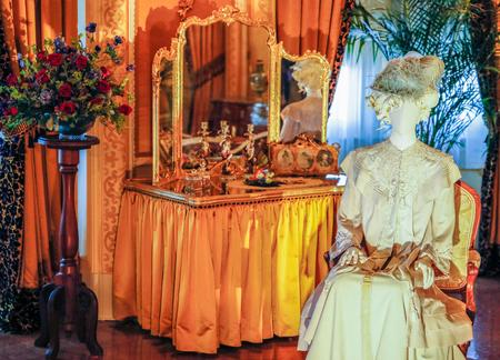 ASHEVILLE, NORTH CAROLINA - MARCH 4, 2017: Biltmore's costume exhibition. The "House of Mirth" is featured in Mrs Vanderbilt's bedroom. Costumes were arranged with mirrors to see the backs of both.のeditorial素材