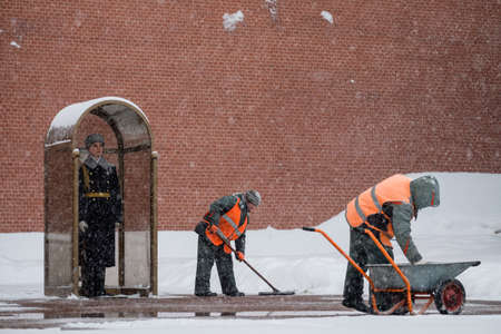 MOSCOW, RUSSIA - JANUARY 26, 2019: Snow removal near the grave of the Unknown Soldier.のeditorial素材