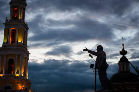 Lenins monument on the background of St. John the Theologian Church in Kolomnaの写真素材