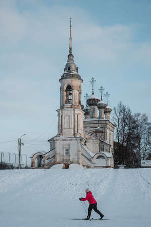 VOLOGDA, RUSSIA - JANUARY 02 2022: A skier runs past the Church of the Presentation of the Lordのeditorial素材