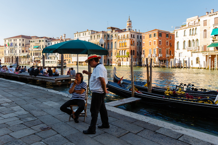 Grand Canal. tourists enjoy the views of the city, gondoliers expect passengersのeditorial素材