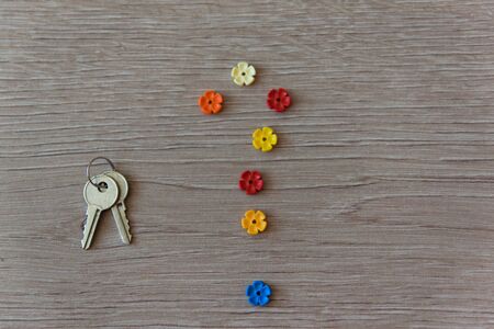 Question sign from colour flowers and iron key on the wood background. Concept for confusion, question or solution.の写真素材