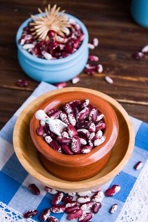Violet with dots beans in ceramic bowl. Swallow beans. Vegetables for healthy eating. Organic food. Dietの写真素材