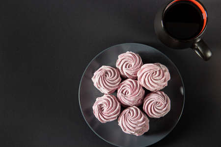 Pattern sweet marshmallows, candies on a black background, flat top view. Isolated minimal concept above decoration, view of pink marshmallow, food backgroundの写真素材