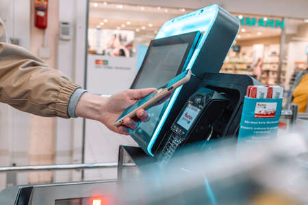 Payment successful sign on smartphone. Contactless payment. Mobile self checkout in store. customer experience conceptの写真素材