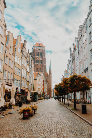 Gdansk, Poland - October 30, 2022:Street view with saint Mary cathedral during the morning sunlight in the old town of Gdansk. High quality photoのeditorial素材