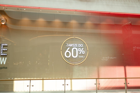An image of a shop window with german text Everything has to go, were closing and 60 percent sign. High quality photoの写真素材