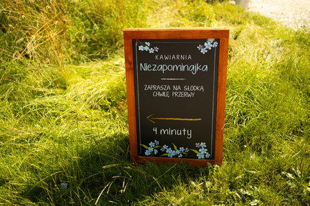 Shop sign on an easel mockup. Blank menu blackboard outdoor display for the coffee shop cafe, mock up, cafeteria blurred backgroundの写真素材