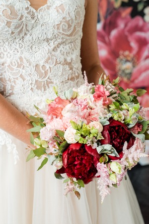 wedding bouquet in bride's hands, david austinの写真素材