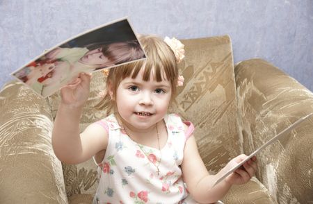 beautiful child considers their own photographiesの写真素材