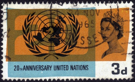 United Kingdom-CIRCA 1965: stamp printed in the United Kingdom, shows images of Queen Elizabeth II and the symbol of united nations, dedicated to 20th anniversary united nations, series, circa 1965のeditorial素材