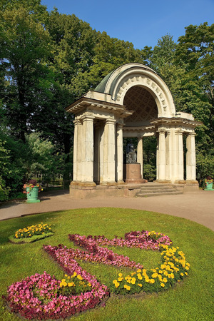Rossi Pavilion with statue of Empress Maria Feodorovna in Pavlovsk Park, Saint Petersburg, Russiaのeditorial素材