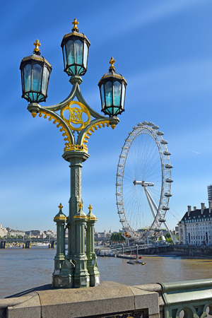 London eye in London, biggest ferris wheel in Europe at 443 ft tall, Englandのeditorial素材