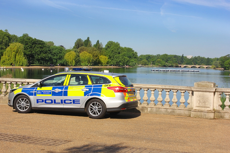 LONDON, ENGLAND - May 24,2017: municipal police car on a background of Serpentine Lake, Hyde Park in London, UKのeditorial素材