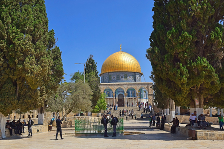 JERUSALEM, ISRAEL - June 15, 2017: israeli police keep order on the Temple Mount, Old City of Jerusalem, Israelのeditorial素材
