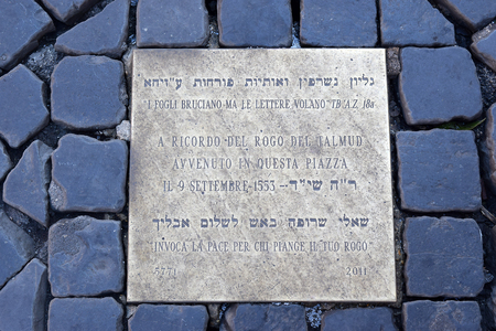 commemorative copper plaque on the cobblestones of the square Campo dei Fiori in Rome, denotes the place where Giordano Bruno was burnt. Memorable inscription in two languages : italian and hebrewのeditorial素材