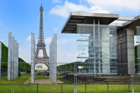 PARIS, FRANCE -24 may 2018 Wall Of Peace monument at the Champ de Mars and the Eiffel Tower in the background, Paris, Franceのeditorial素材