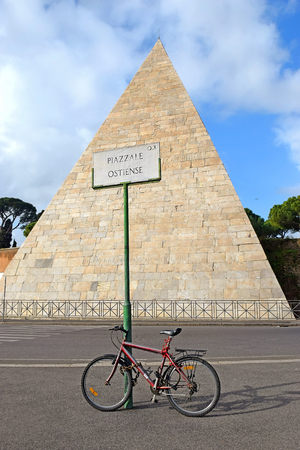 Pyramid of Cestius ( tomb for Gaius Cestius ), ancient pyramid in Rome, Italyの写真素材