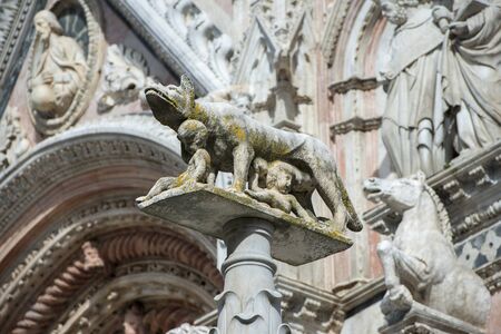Lupa Senese (she-wolf of Siena) with Senio and Ascanio, sons of Remo, founders of the city, symbol of the city of Sienaの写真素材
