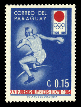 Paraguay - circa 1964: A stamp printed in Paraguay shows discus-throwing, inscription "Tokyo, 1964", the series "XVIII Summer Olympic Games, Tokyo, 1964", blueのeditorial素材