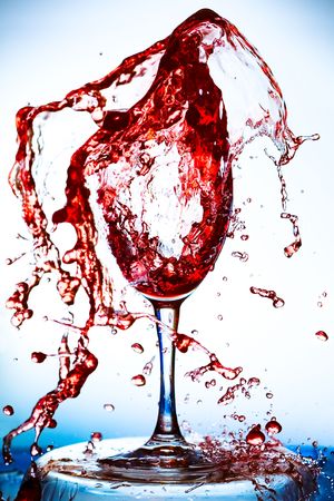 Red wine being poured into a wine glass

の写真素材