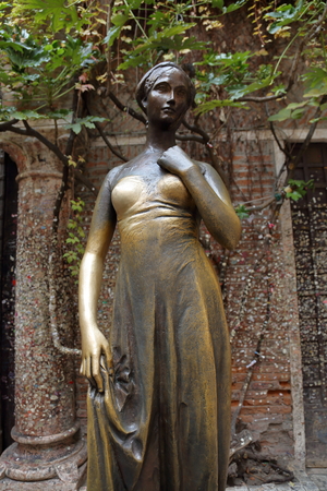The bronze monument to the legendary Shakespeare's Juliet in Verona, Italyのeditorial素材