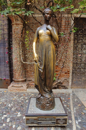 The bronze monument to the legendary Shakespeare's Juliet in Verona, Italyのeditorial素材