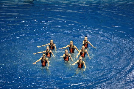 MOSCOW, RUSSIA - APRIL 1, 2016: Women's teams Championship in synchronized swimming at the indoor poolのeditorial素材