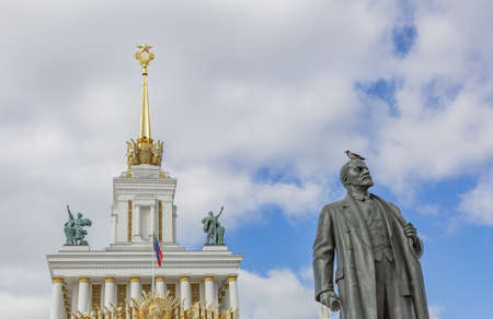 Moscow, Russia - March 20, 2021: Monument to the communist leader Lenin on the territory of VDNH. A sample of Soviet monumental plastic art of the early 1950sのeditorial素材