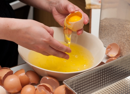 baker cracking an egg の写真素材